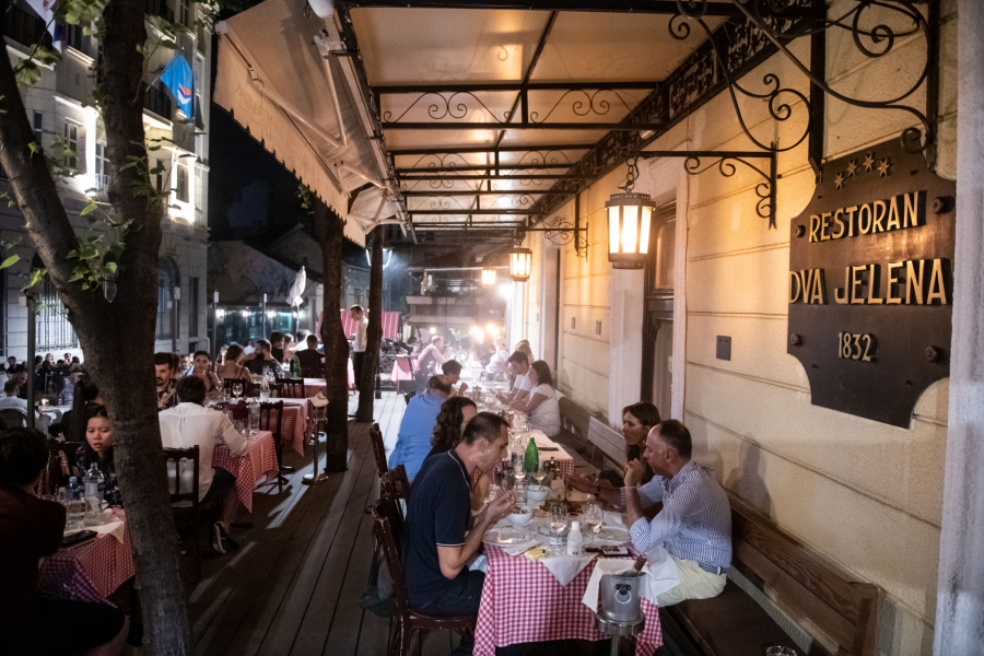 TO JE LJUBAV Milica Mandić u društvu verenika proslavljala pobedu na Olimpijskim igrama u kultnom restoranu (FOTO)