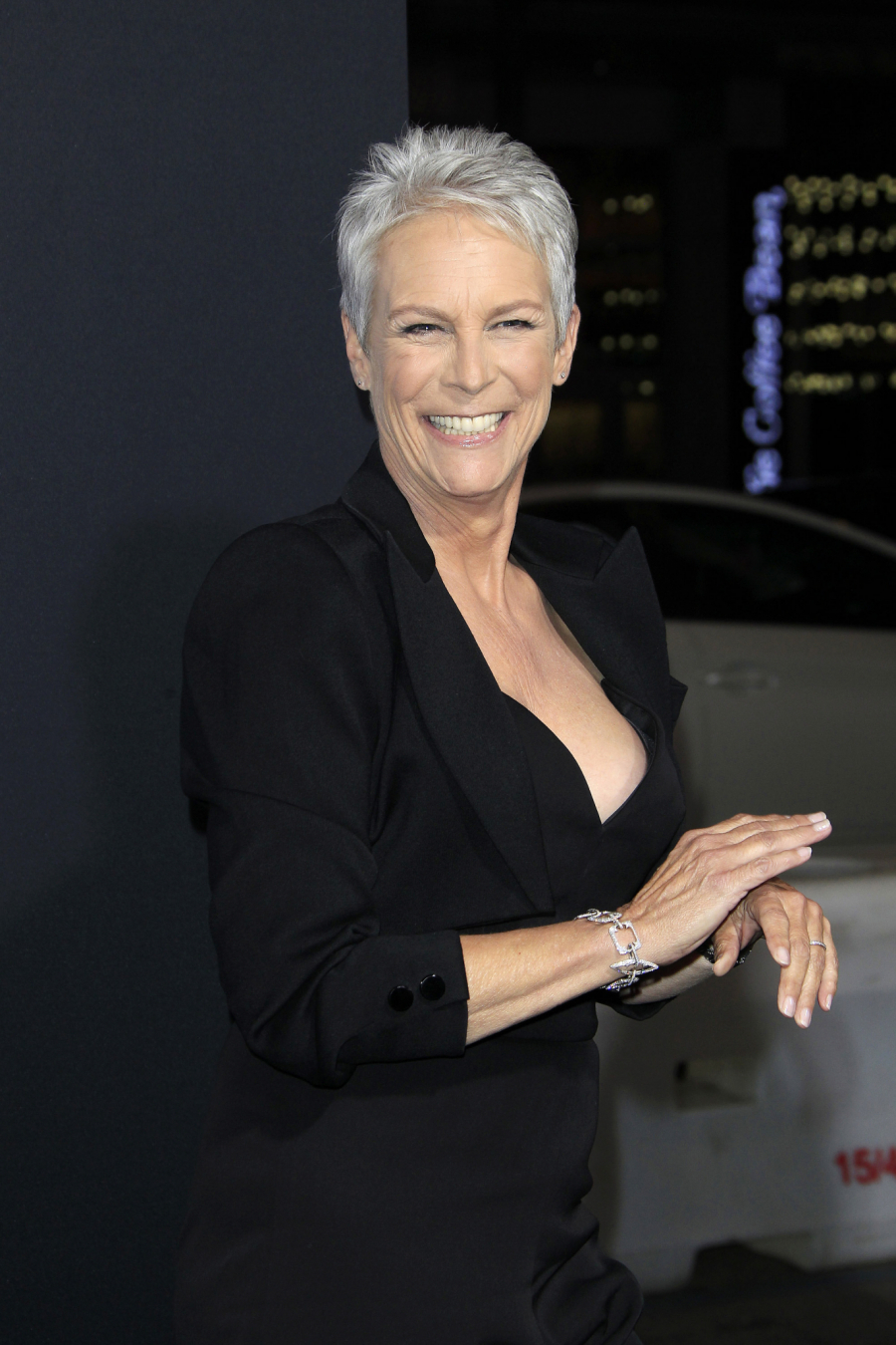 SLAVNA GLUMICA PONOSNA NA SINA KOJI JE PROMENIO POL Sada se zove Rubi, a ona lično će venčati nju i njenog verenika!