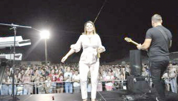 HVALA BOGU OSEĆAM SE KAO DVADESETGODIŠNJAKINJA Neda Ukraden u rodnom selu hitmajstora Tome Zdravkovića raspametila publiku!