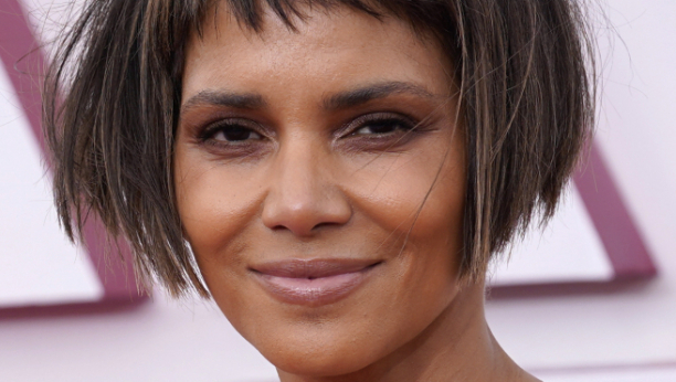 HALI BERI DANAS PUNI 55 GODINA I PRAVA JE BOMBA!  Živela je s beskućnicima, život joj je prožet tragedijama, a danas važi za fatalnu ženu!