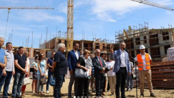 MILOŠ VUČEVIĆ: U 94 stana za socijalno ugrožene, izbegličke porodice porodice će se useliti na proleće 2022. (FOTO)