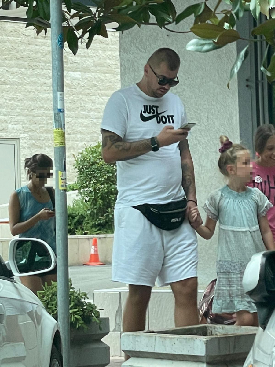 JANJUŠ OVAKO ČUVA ĆERKU NA MORU Ona stoji i čeka, tata se dopisuje s devojkama! (PAPARACO FOTOGRAFIJE)