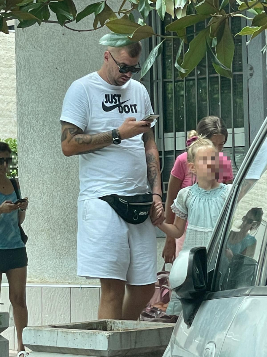 JANJUŠ OVAKO ČUVA ĆERKU NA MORU Ona stoji i čeka, tata se dopisuje s devojkama! (PAPARACO FOTOGRAFIJE)