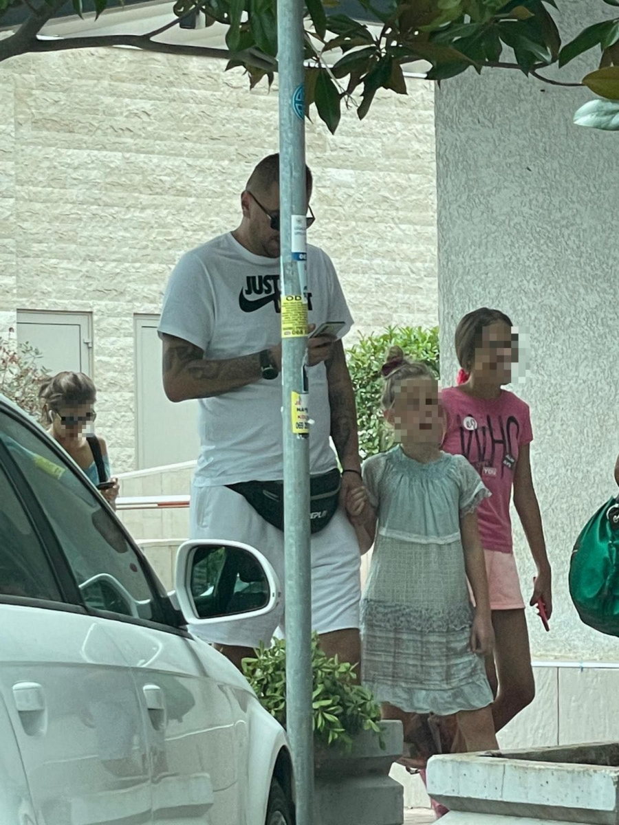 JANJUŠ KRIJE DEVOJKU, ALI OVAJ DETALJ IH JE OTKRIO Tvrdi da je u Budvi samo s ćerkom, a evo s kim je zapravo! (PAPARACO)
