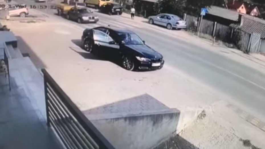 JEZIV SNIMAK SA NADZORNIH KAMERA Ženu udario automobil na pešačkom, letela preko haube (VIDEO)