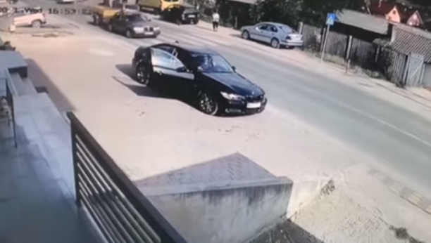 JEZIV SNIMAK SA NADZORNIH KAMERA Ženu udario automobil na pešačkom, letela preko haube (VIDEO)