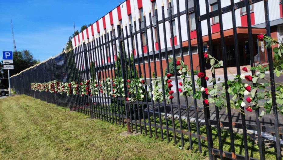 TUGA ZA LAZANSKIM Ograda srpske ambasade u Moskvi prekrivena ružama (FOTO/VIDEO)