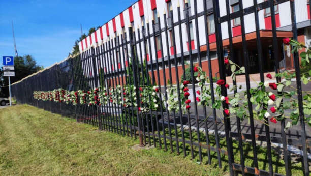 TUGA ZA LAZANSKIM Ograda srpske ambasade u Moskvi prekrivena ružama (FOTO/VIDEO)