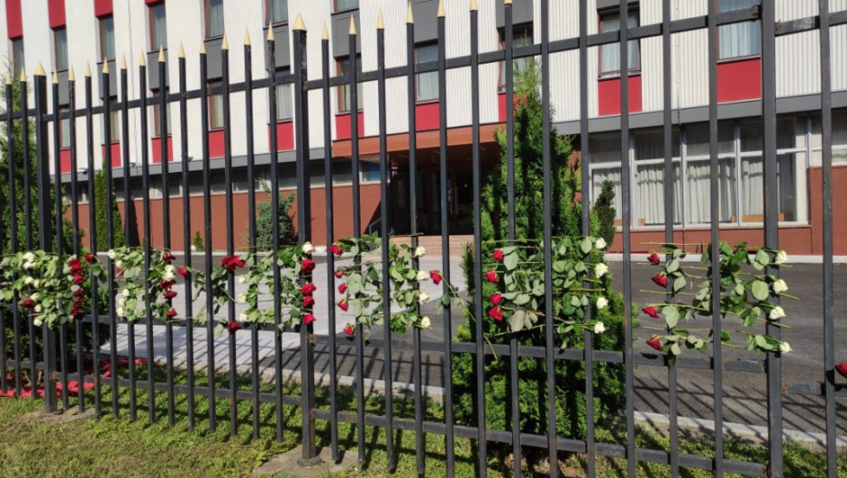 TUGA ZA LAZANSKIM Ograda srpske ambasade u Moskvi prekrivena ružama (FOTO/VIDEO)