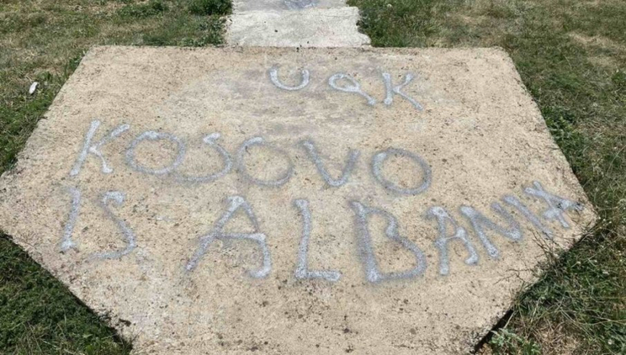 NOVI INCIDENT NA KOSOVU Jezivi grafiti kod spomen ploče knezu Lazaru