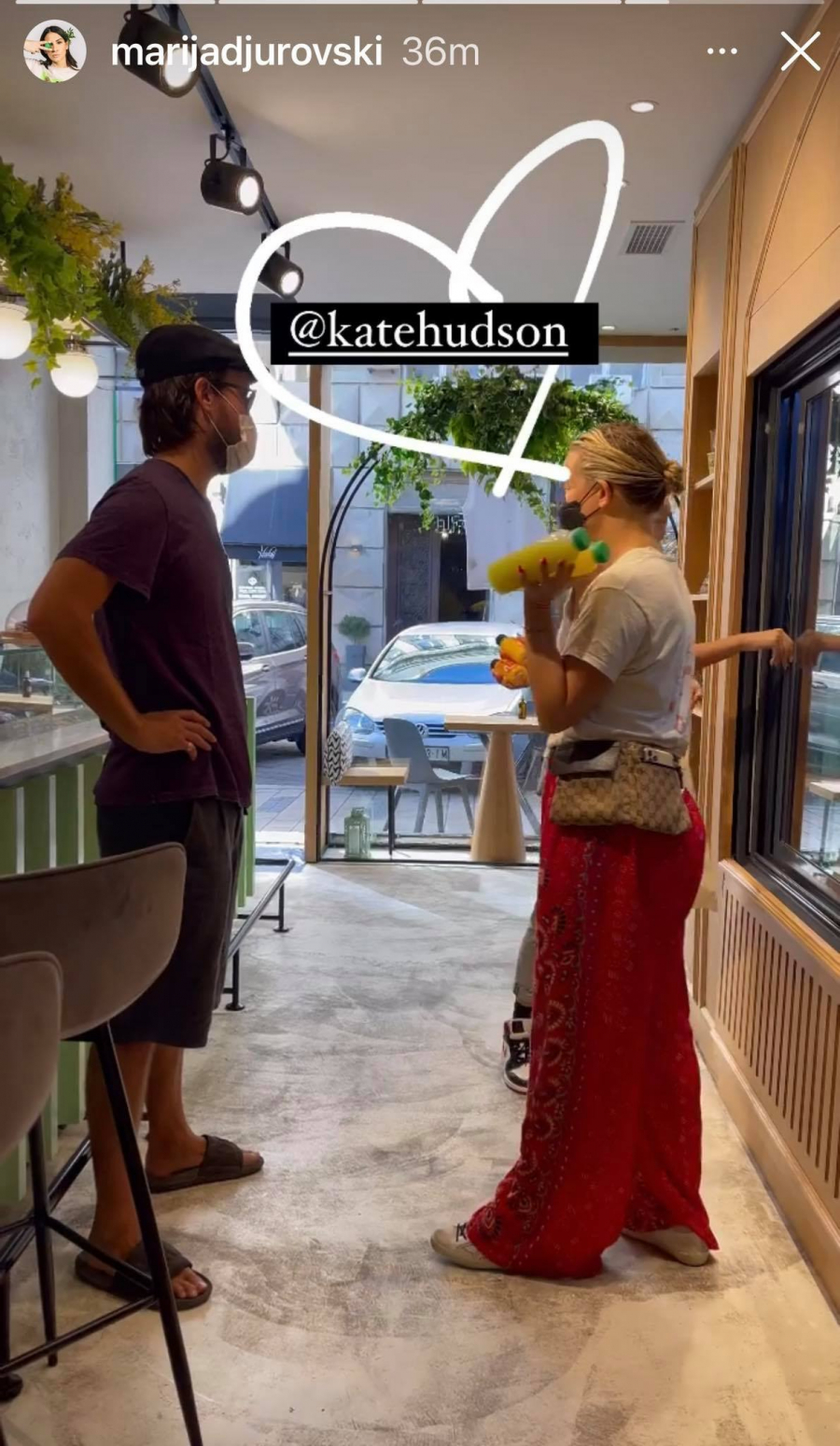 OVOME SE NIKO NIJE NADAO Holivudska glumica ušetala u jedan beogradski restoran i napravila haos! (FOTO/VIDEO)