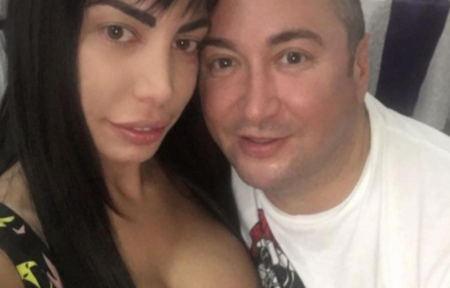 NE PRESTAJE SA SKANDALIMA! Đani uhvaćen kako se ljubi sa atraktivnom brinetom?! (FOTO)