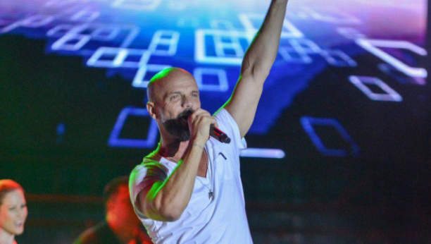 BOBANE OVO JE TVOJA KRIVICA! Pevač na turneju poveo kolegu, pa doživeli veliki neuspeh!