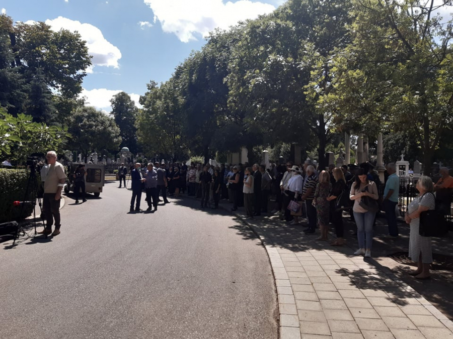 POSLEDNJI ISPRAĆAJ MIROSLAVA LAZANSKOG Sahranjen veliki čovek i novinar (FOTO/VIDEO)