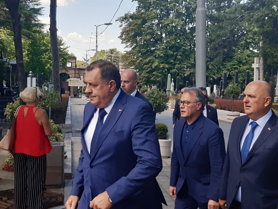 POSLEDNJI ISPRAĆAJ MIROSLAVA LAZANSKOG Sahranjen veliki čovek i novinar (FOTO/VIDEO)