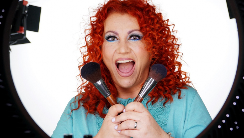 MRLJA OD KARMINA, A NIGDE ASPIRINA: Otkrivamo jednostavne trikove za skidanje fleka od šminke!