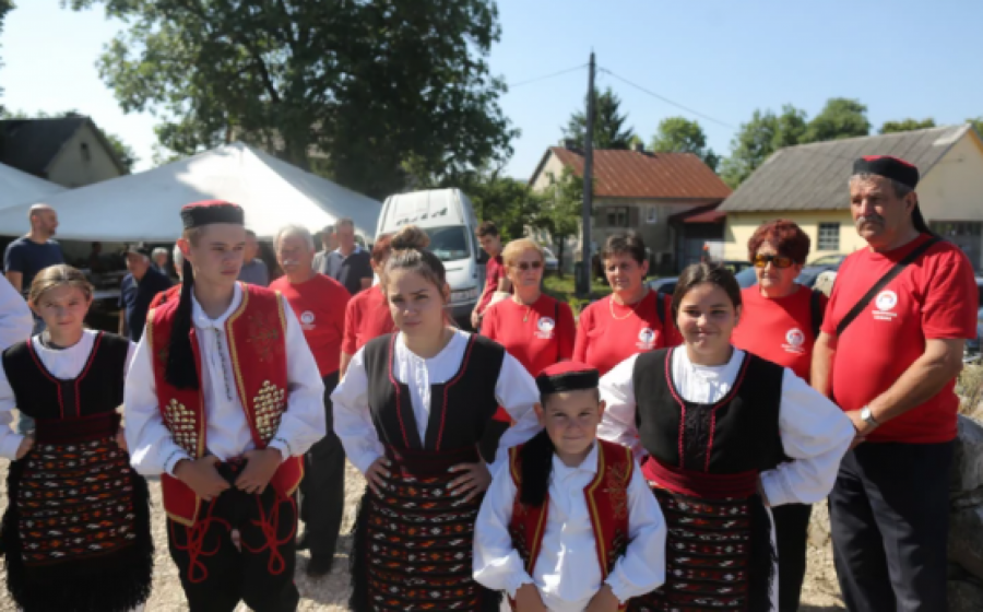 ZVONE ZVONA U KORENICI NAKON 80 GODINA Srbi i Hrvati zajedno obnavljaju hram svetih Mihaila i Gavrila (FOTO)