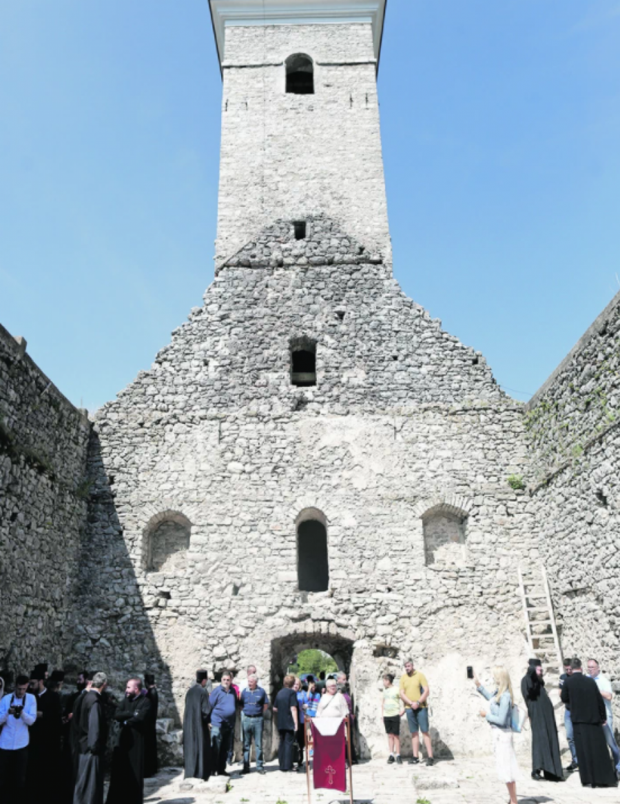 ZVONE ZVONA U KORENICI NAKON 80 GODINA Srbi i Hrvati zajedno obnavljaju hram svetih Mihaila i Gavrila (FOTO)
