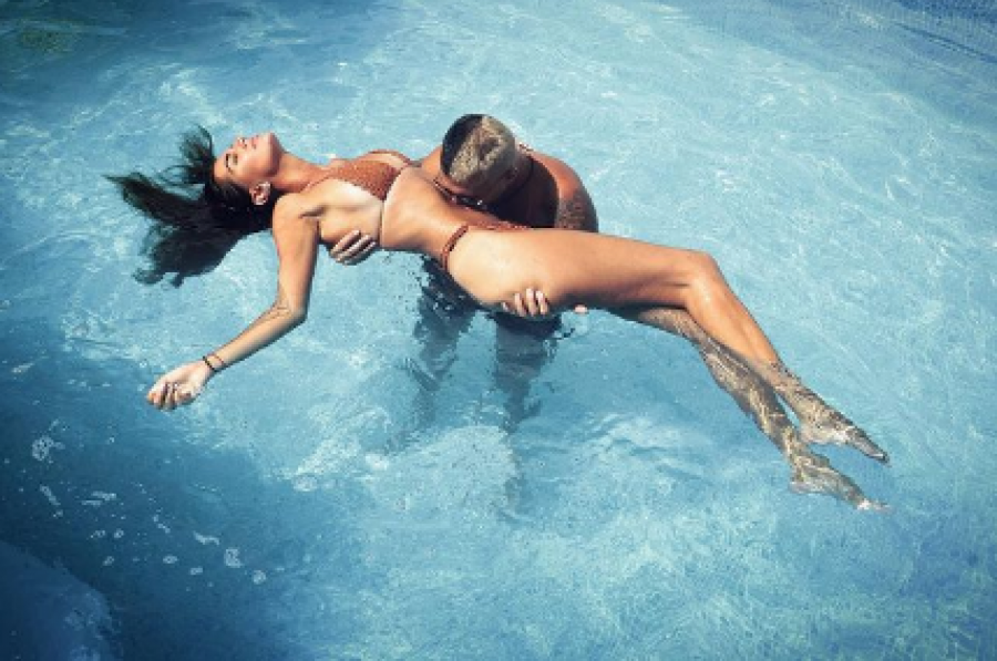 KARIĆ I JOVANA POSTAJU RODITELJI? Slika iz bazena na kojoj Stefan misici ljubi stomak napravila haos (FOTO)