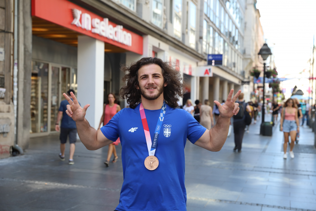 OBOŽAVA PLJESKAVICE, SRBIJU I ĐOKOVIĆA! Zurabi doneo bronzu u redakciju Alo! i obećao: Idem u Pariz po zlato, pa se ženim Srpkinjom! (VIDEO)