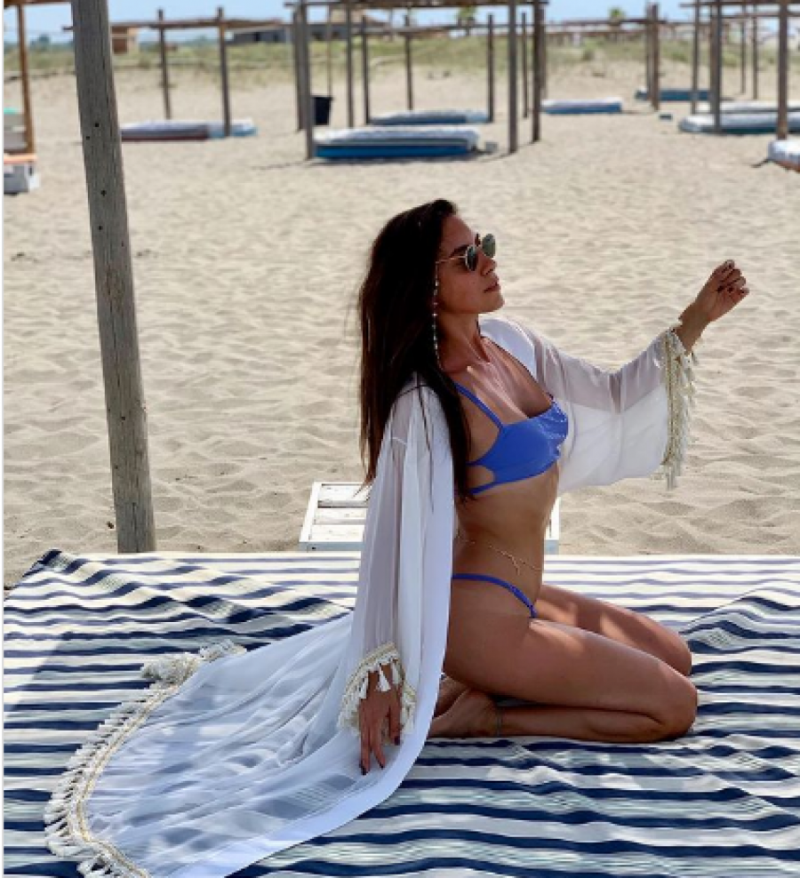 POKAZALA KOLIKO JE RAZGIBANA Marija Egelja izvodi akrobacije na plaži, voditeljka zadnjicu prekrila samo tračicama (FOTO)