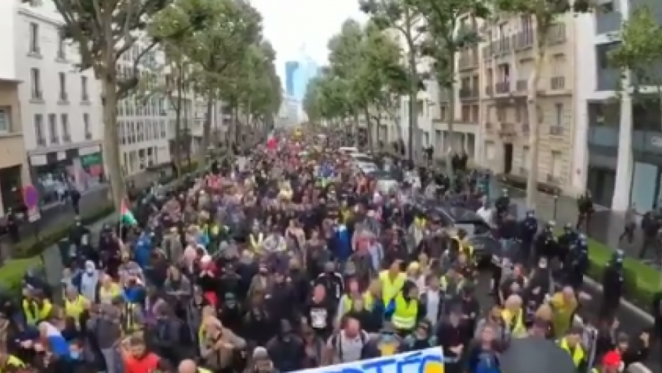 NAROD SE POBUNIO Hiljade ljudi demonstrira u Berlinu protiv anti-kovid mera