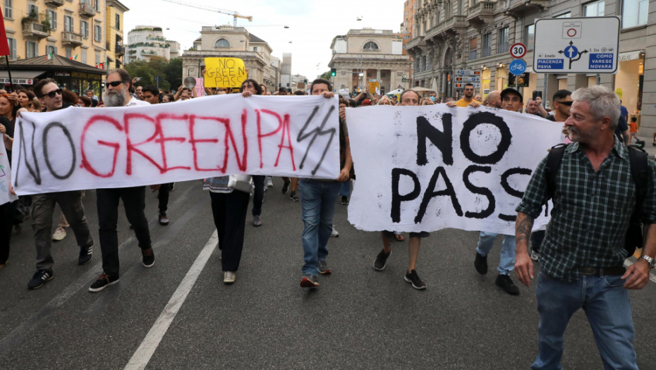NAROD SE POBUNIO Italijani besni zbog korona pravila, pale kovid pasoše  (VIDEO)