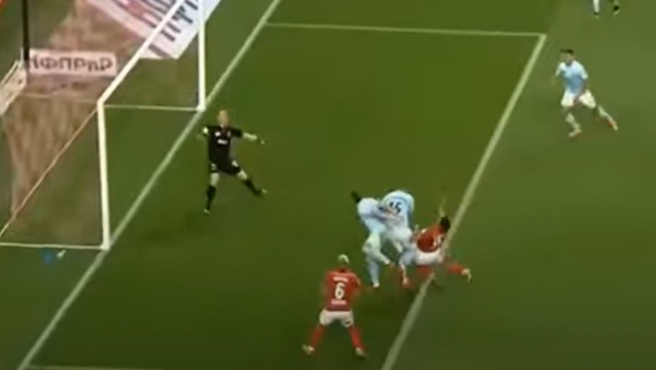 UŽASAN SUDAR! Srpski fudbaler prebačen u bolnicu (VIDEO)