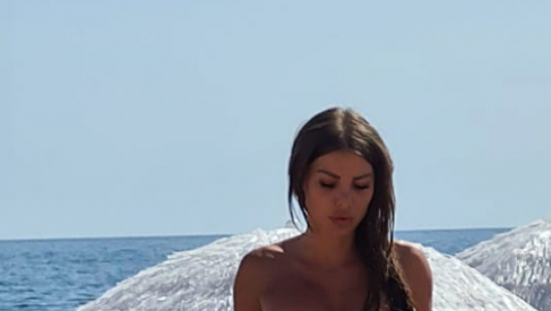 RAŠIRILA NOGE NA SKUPOCENOJ JAHTI Dragana Mitar u nikad provokativnijem izdanju, zadrugarka pozama dovodi do ludila (FOTO)