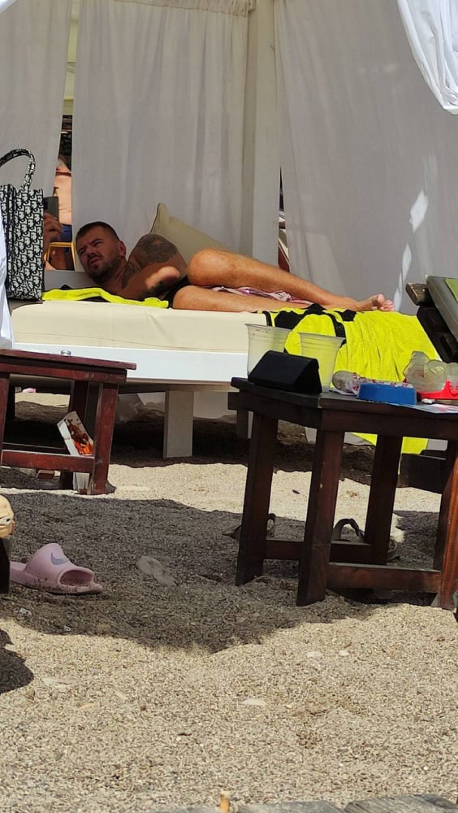 JANJUŠ KRIJE DEVOJKU, ALI OVAJ DETALJ IH JE OTKRIO Tvrdi da je u Budvi samo s ćerkom, a evo s kim je zapravo! (PAPARACO)