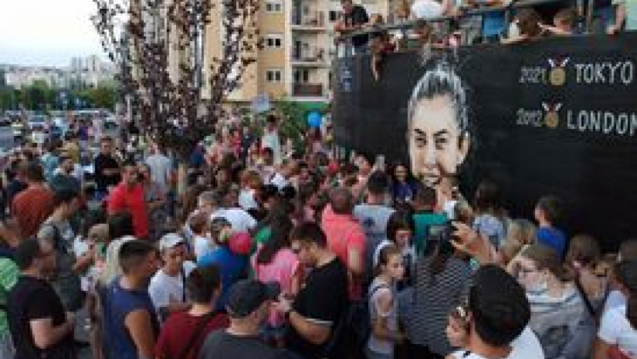 Komšije Milici darivale mural, pa je dočekale u naselju (VIDEO)