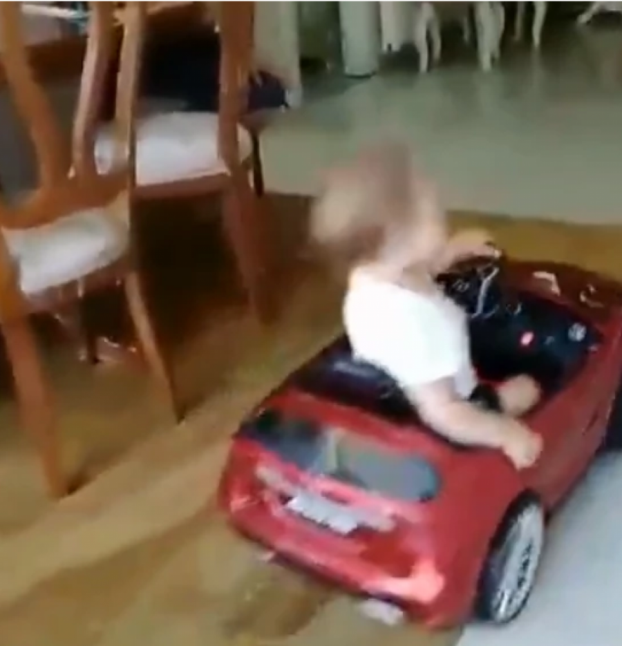 SLAVLJE U KUPINOVU, MIKIJEVA ĆERKA NAPUNILA GODINU DANA Mala Dunja dobila vredan poklon!