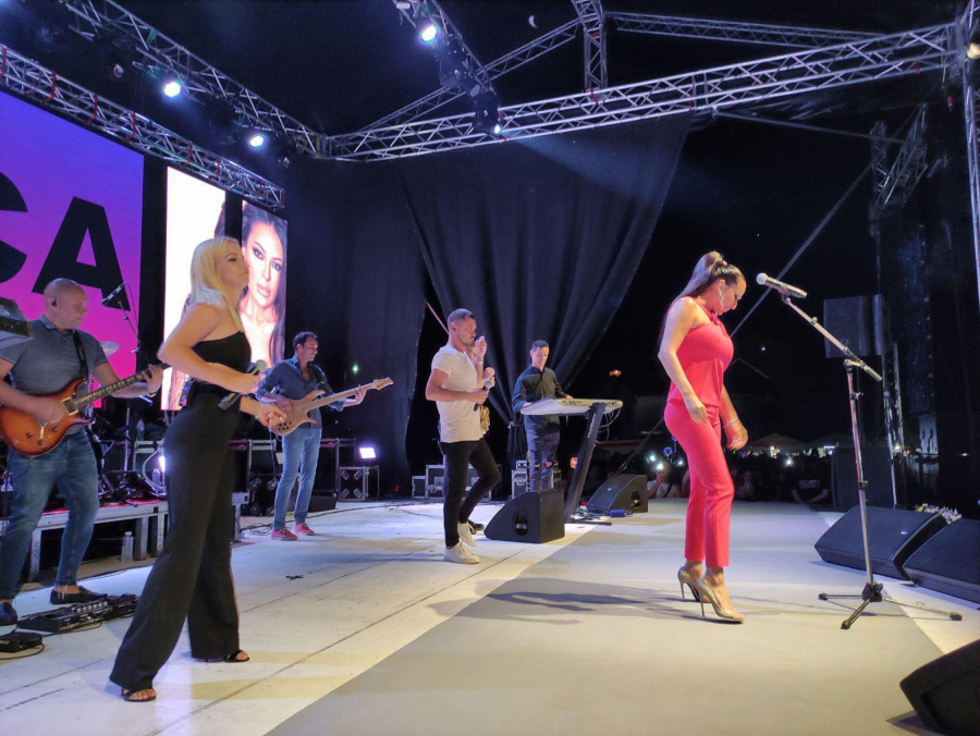 CECA ODUŠEVILA 30.000 LJUDI IZ TRI SUSEDNE DRŽAVE Ražnatovićka pozvala devojke da se provedu s njom!