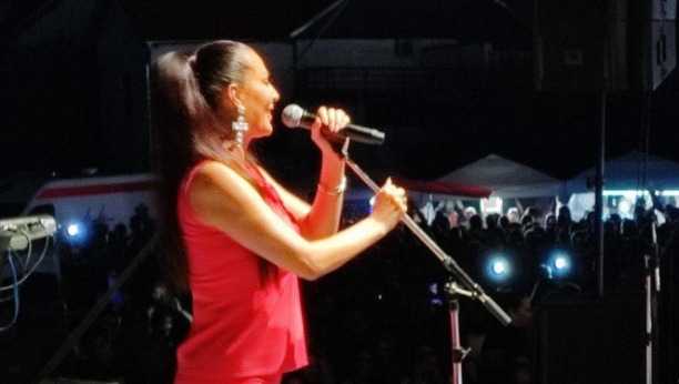 CECA ODUŠEVILA 30.000 LJUDI IZ TRI SUSEDNE DRŽAVE Ražnatovićka pozvala devojke da se provedu s njom!