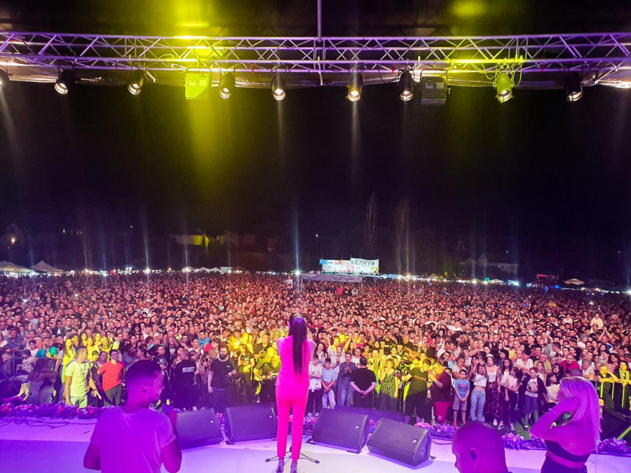 CECA ODUŠEVILA 30.000 LJUDI IZ TRI SUSEDNE DRŽAVE Ražnatovićka pozvala devojke da se provedu s njom!