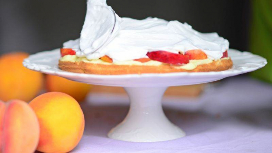 Torta sa breskvama i malinama - Prava voćna poslastica, savršeno osvežavajućeg ukusa