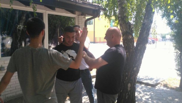 OVAKO SE SLAVI U SURČINU! Mirku cepaju majicu, a on kroz suze poručio samo jedno! (FOTO)