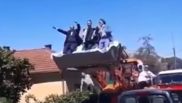 POGLEDAJTE IMPRESIVAN DOLAZAK PO MLADU O ovoj svadbi bruji ceo internet, a i celo Kraljevo (VIDEO)