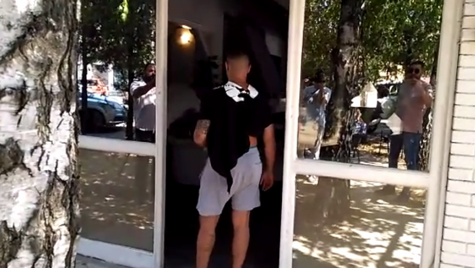 SAMO CECU MI PUŠTAJTE! Mirko nikad veseliji, ori se Surčin, novopečenom tati cepaju majicu dok on peva hitove Ražnatovićeve! (FOTO/VIDEO)