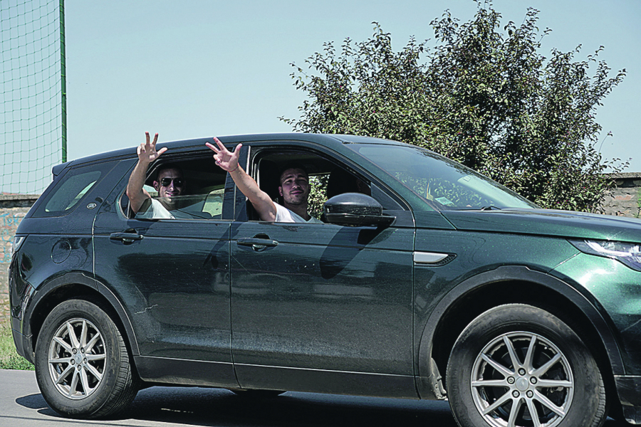 STIGAO JE ZORAN, TATIN KU*ONJA! Šijan slavio do zore, pucao i pevao uz trubače! Goca održala govor celom Surčinu!