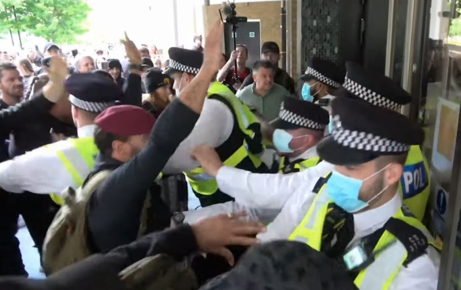 VRI U EVROPI KAO U KOTLU Demonstranti satima držali zatvoren most, uhapšeno ih preko stotinu
