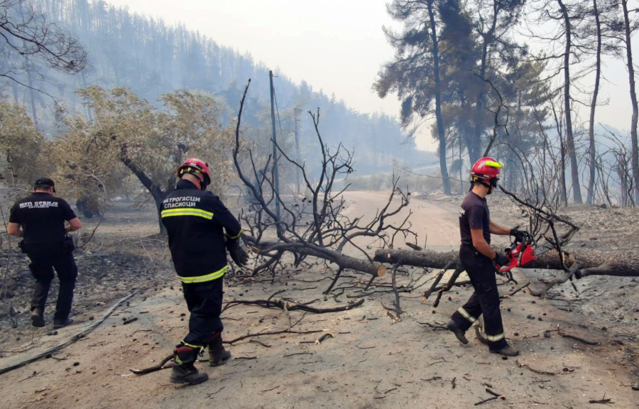 KAO JEDNO Srpski vatrogasci rame uz rame sa grčkim, pomažu im i naši medicinari, ali i helikopterska jedinica MUP-a (FOTO/VIDEO)