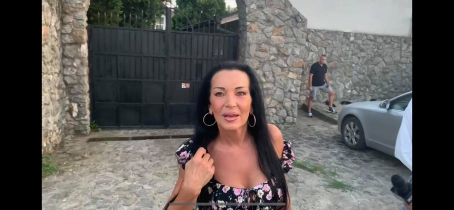 PEVAČICA PRETILA PORODICI ZBOG LJUBAVI:  Uzela sam pištolj i rekla da ću ih sve poubijati, hteli su da me se odreknu!