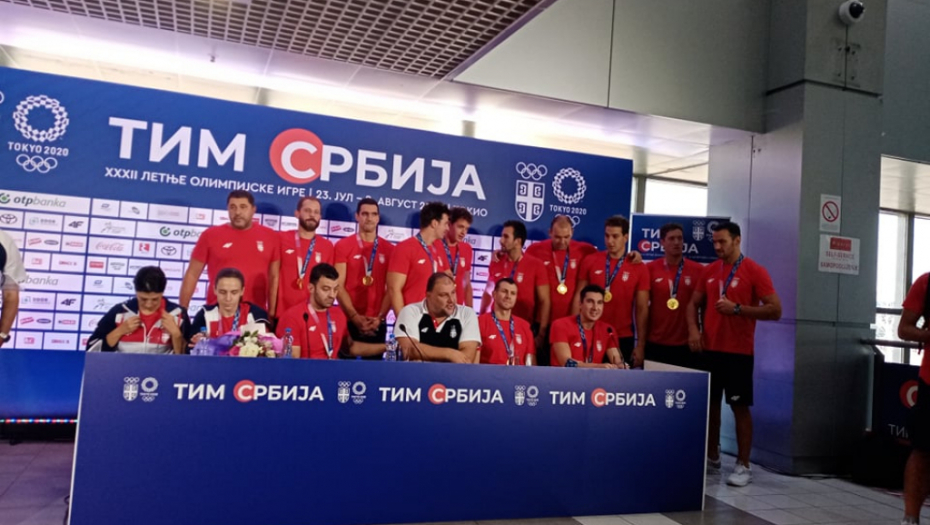 PESMA ZA KRAJ BAJKE! Stefan Mitrović zapevao "A sad adio", ostali ga pratili, Savić ostao bez reči (VIDEO)