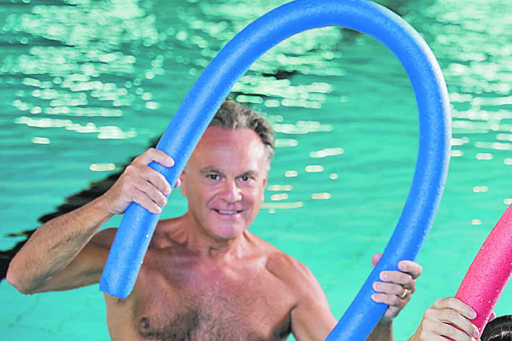 KAO RIBA U VODI Ako tokom leta boravite pored bazena ili ste na moru, imate idealne uslove za vežbanje koje nije naporno