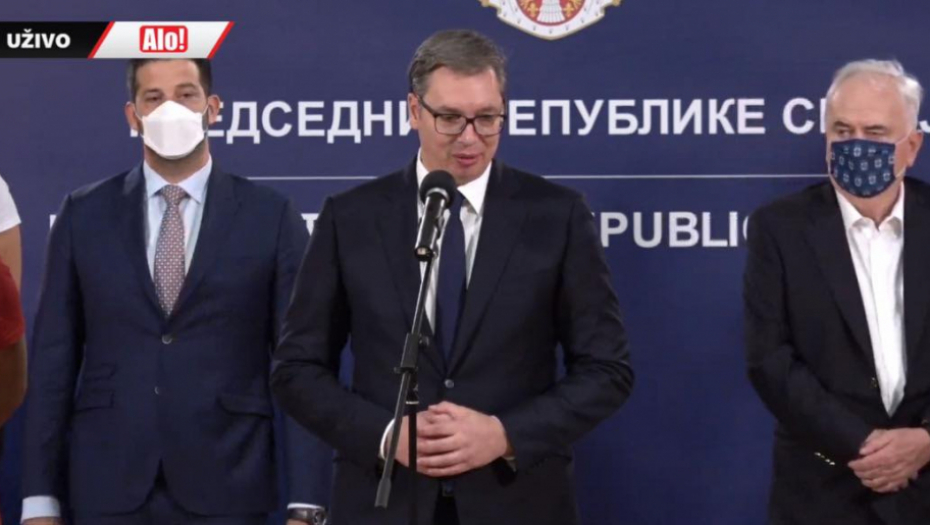 POKLON OD OLIMPIJACA Damir Mikec uručio predsedniku zaštitni znak Olimpijskih igara, a evo šta je pisalo na maskoti