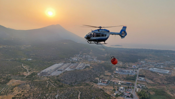 Helikopter MUP-a Srbije iznad Grčke: Borba za spas šume i dalje traje (VIDEO)