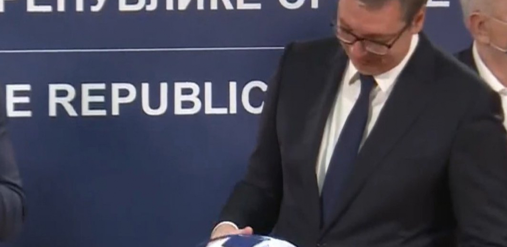 POKLON OD OLIMPIJACA Damir Mikec uručio predsedniku zaštitni znak Olimpijskih igara, a evo šta je pisalo na maskoti