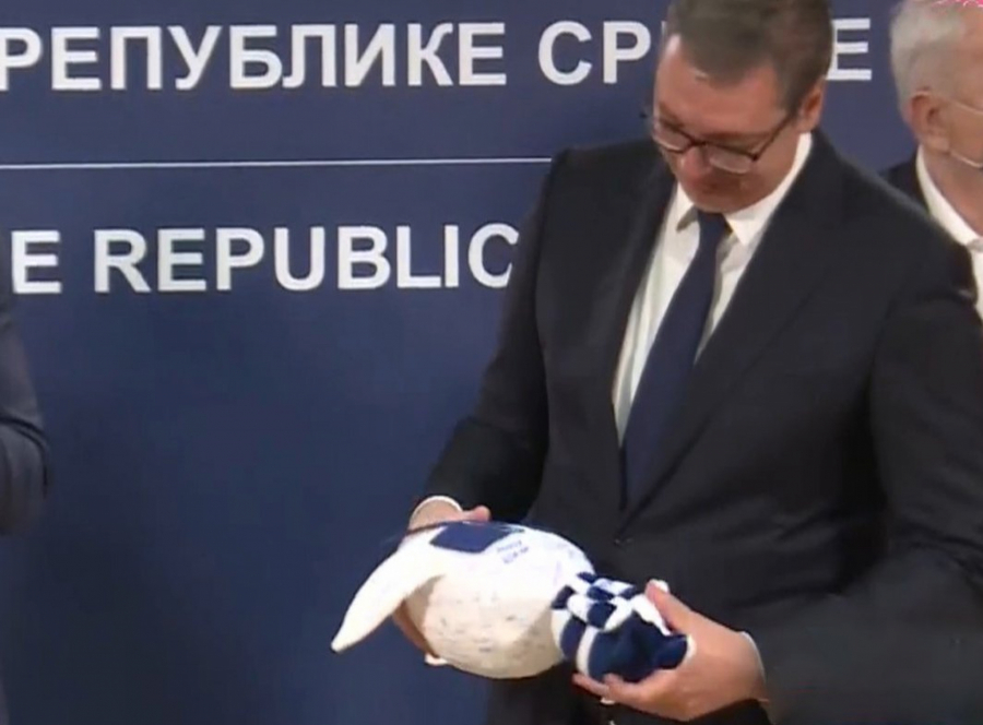 POKLON OD OLIMPIJACA Damir Mikec uručio predsedniku zaštitni znak Olimpijskih igara, a evo šta je pisalo na maskoti