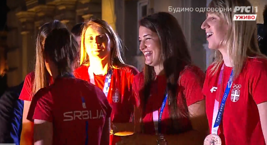 SRBIJA SE FENOMENALNO ODUŽILA HEROJIMA Navijači ovacijama i pesmom pozdravili naše trofejne sportiste (FOTO GALERIJA)